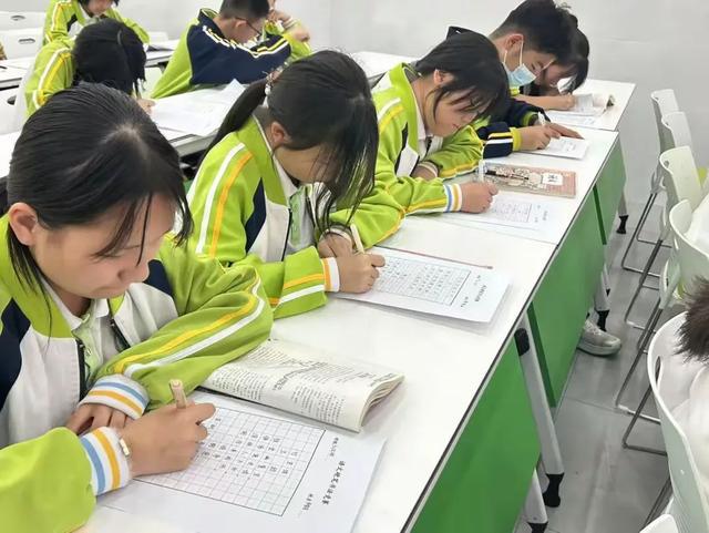 新苑中学举办第四届硬笔书法大赛CQ9电子登录注册西安市汉都(图4)